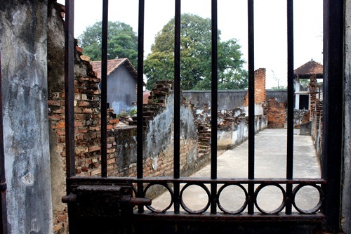 Với mong muốn giáo dục truyền thống lịch sử cho thế hệ sau này nên sau ngày nước nhà thống nhất, một phần nhà tù Sơn La đã được phục chế lại. Cho đến nay di tích này vẫn còn để nguyên trạng các xà lim ngầm, xà lim chéo, trại hai giam, trại ba giam cùng những phòng giam đặc biệt chỉ rộng 1,2m2, nơi từng giam hãm những người cách mạng. Ảnh Hữu Thắng.