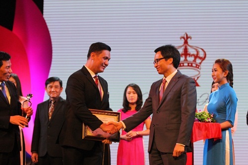 Phó Thủ tướng Vũ Đức Đam trao giải cho doanh nghiệp khách sạn 5 sao hàng đầu Việt Nam