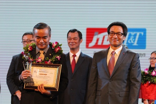 Ông cũng trao giải cho 10 doanh nghiệp lữ hành hàng đầu đưa khách vào Việt Nam