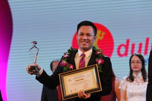 Niềm vui của các doanh nghiệp lữ hành hàng đầu Việt Nam khi được vinh danh trong ngày kỷ niệm thành lập ngành du lịch nước nhà.