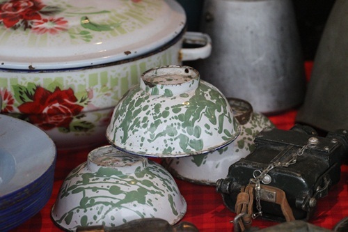 Đây là những chiếc bát sắt tráng men, và chiếc bi - đông đựng nước. Mấy chục năm về trước nó đã từng gắn bó với nhiều người lính trong cuộc kháng chiến giữ nước