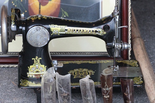 
Cách đây vài chục năm, chiếc máy khâu này là tài sản có giá trị rất lớn của nhiều gia đình Việt Nam
