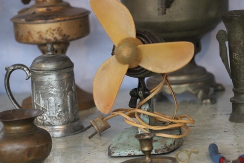 Chiếc quạt con cóc - vật dụng hàng hiệu của những cán bộ cửa hàng mua bán hợp tác xã trong những năm thời bao cấp.