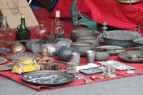 
Những kỷ vật này, khiến người ta nhớ lại một thời khó khăn của gia đình họ trong những năm bao cấp thời bấy giờ. Có thể thế trẻ bây giờ sẽ rất ngạc nhiên và xa lạ với nó, nhưng với những người lớn tuổi, những đồ vật đồng nát lại là những kỷ niệm chưa xa.
