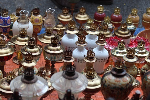 Đèn dầu, một vật dụng không thể thiếu trong mỗi nhà khi thời kỳ đó điện còn khan hiếm, đặc biệt là ở ngoại thành Hà Nội.