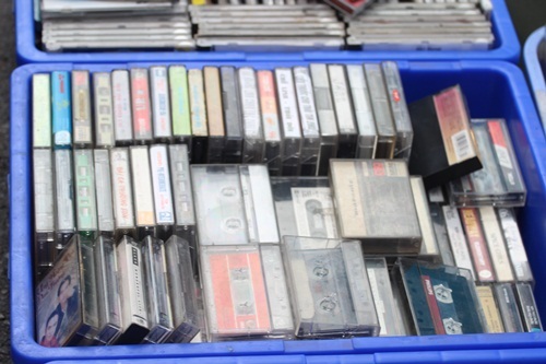 
Những chiếc băng Cassette một thời được ưa chuộng ở Việt Nam, nhưng giờ đây nó đã lùi vào quá khứ và trở thành những món đồ kỷ niệm của một số người.
