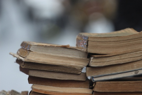 
Giữa thời buổi công nghệ số phát triển như vũ bão, thì đâu đó những cuốn sách cũ vẫn được một số người tìm đến
