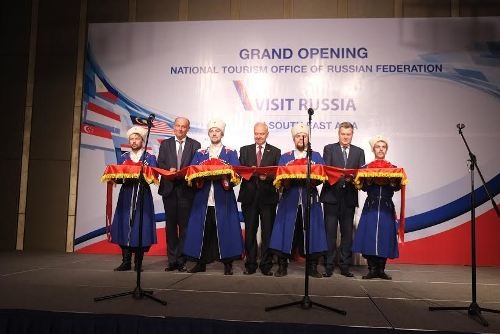 Ngành du lịch "siết" tình trạng nhập cảnh trái phép qua đường du lịch sang Nga - 2
Tổng cục Du lịch Liên Bang Nga đã tổ chức Lễ khai trương văn phòng Du lịch Quốc gia Liên Bang Nga Visit Russia tại Đông Nam Á đặt tại Hà Nội- Việt Nam. Việc đặt văn phòng tại Hà Nội hứa hẹn sẽ thúc đẩy sự hợp tác du lịch giữa hai quốc gia. Tuy nhiên, vấn nạn mượn đường du lịch để nhập cảnh trái phép đang làm dấy lên những lo ngại sẽ ảnh hưởng không nhỏ đến sự phát triển du lịch giữa hai quốc gia