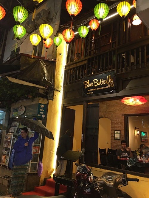 Những nhà hàng trên phố Mã Mây như thế này hy vọng sẽ được phục khách du lịch thâu đêm