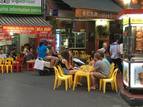 Những người làm du lịch Hà Nội hy vọng, sau khi giờ giới nghiêm được gỡ bỏ, Hà Nội sẽ có nhiều dịch vụ vui chơi hơn, chứ không phải loanh quanh với dịch vụ bia hơi cho khách tây như hiện nay.