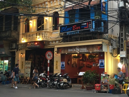 Các quán bar trên khu vực phố cổ chuẩn bị đón khách về đêm. Nhưng với quy định hiện nay, các quán này sẽ phải đóng cửa lúc 0h