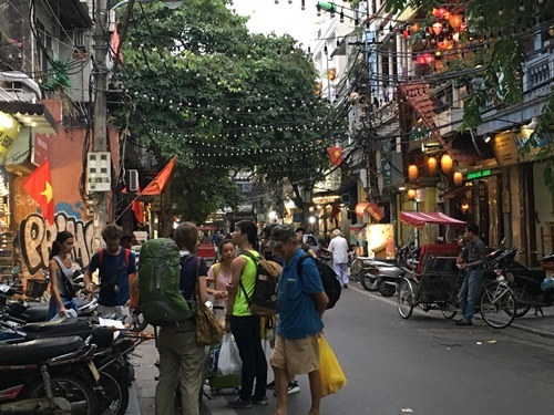 Sẩm tối, các khu phố cổ Hà Nội đã nhộn nhịp khách quốc tế.