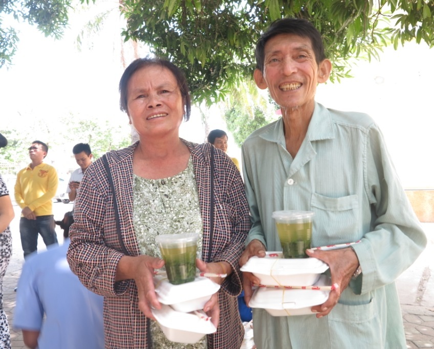 Niềm vui của các bệnh nhân khi đón nhận món quà ý nghĩa.