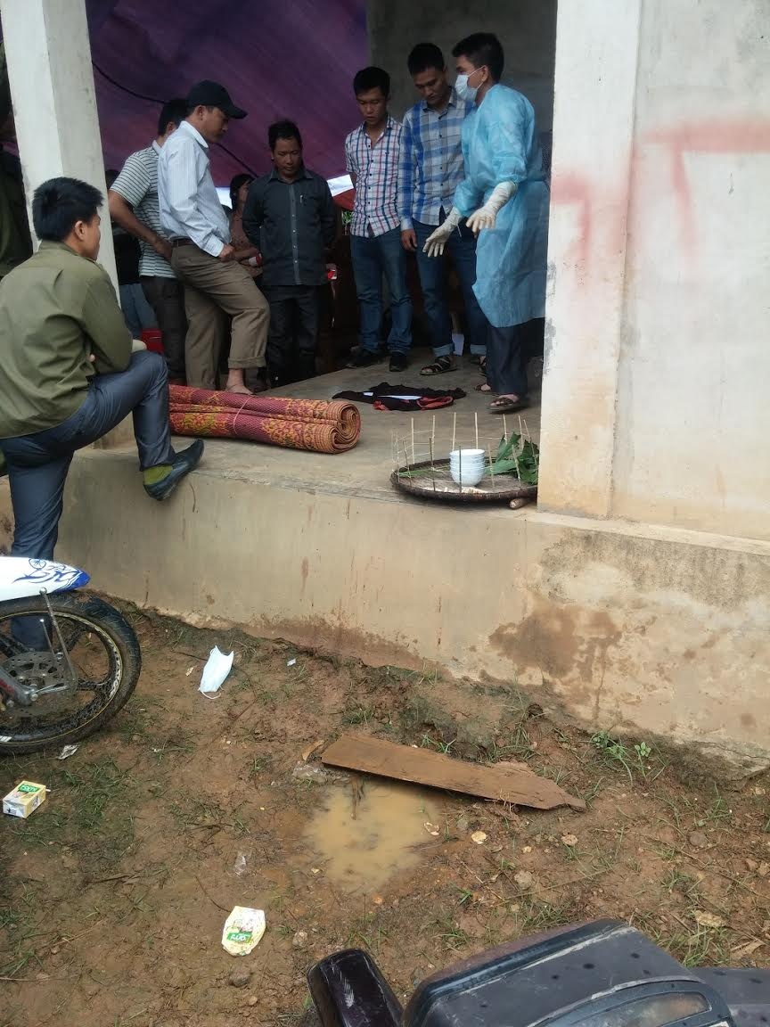 Cơ quan chức năng đang tiến hành khám nghiệm tử thi.