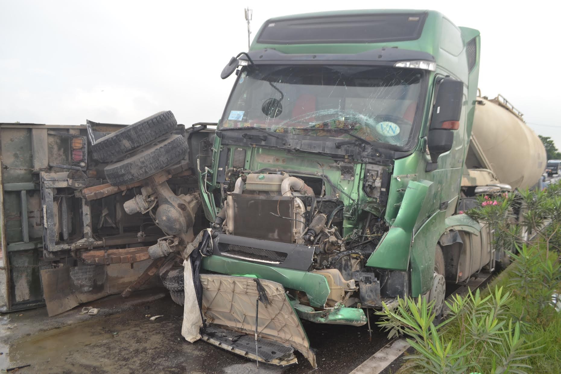 Xe bồn đâm xe tải, hàng chục tấn xi măng đổ tràn đường - 1