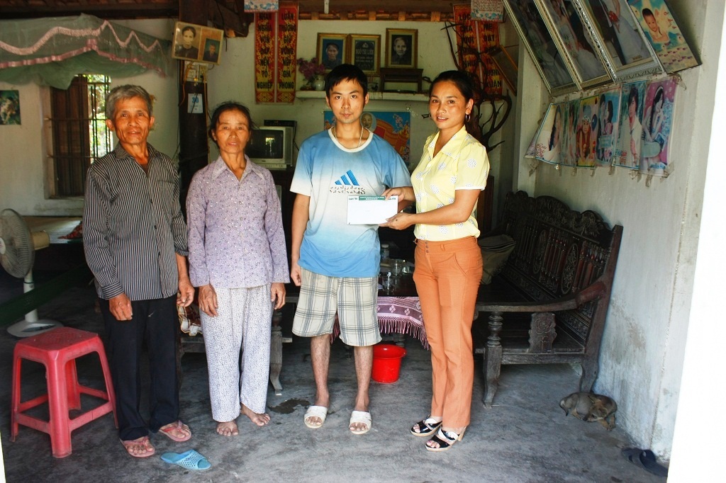 80 triệu đồng tiếp sức đến hai hoàn cảnh bất hạnh xứ Nghệ - 4 Hiện tại em Trọng đã có thể đi lại được.