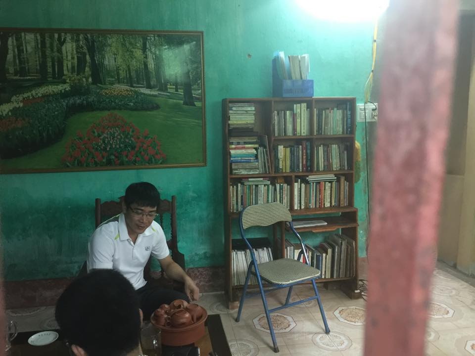Tranh chấp bản quyền: Người nhận đã sáng tác “Tổ quốc gọi tên” lên tiếng - 3 Căn nhà đơn sơ, nơi góc bàn của mình, Ngô Xuân Phúc có rất nhiều sách vở quý.