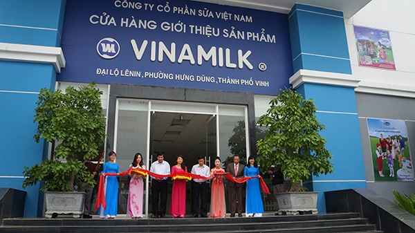 Khai trương điểm bán hàng "Tự hào hàng Việt Nam" - 2 Cắt băng khai trương điểm bán hàng “Tự hào hàng Việt Nam” tại cửa hàng trưng bày và giới thiệu các sản phẩm sữa Vinamilk tại trung tâm TP.Vinh