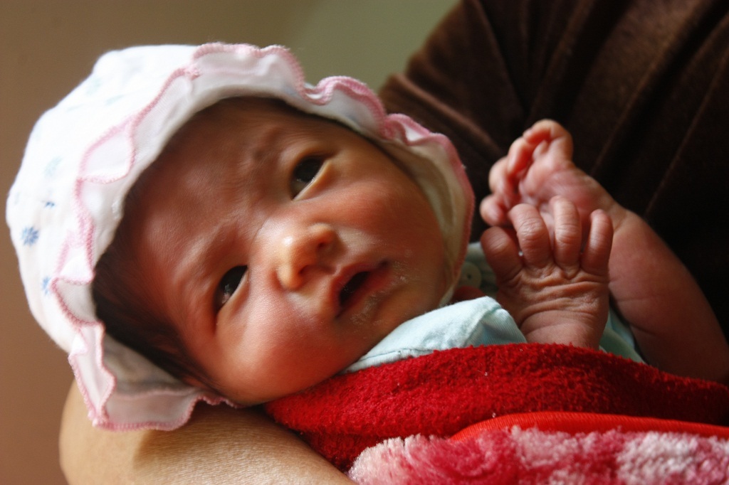 Rơi nước mắt nhìn bé trai 7 ngày tuổi nằm chơ vơ bên vệ đường - 2 Vẻ đáng yêu của bé 7 ngày tuổi bị bỏ rơi.