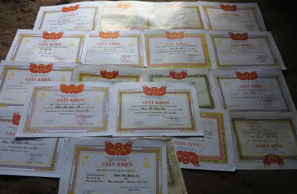 Dù hoàn cảnh gia đình vô cùng khó khăn nhưng hai anh em Tải và Hoài An học rất giỏi, luôn đạt thành tích cao được nhà trường ghi nhận.