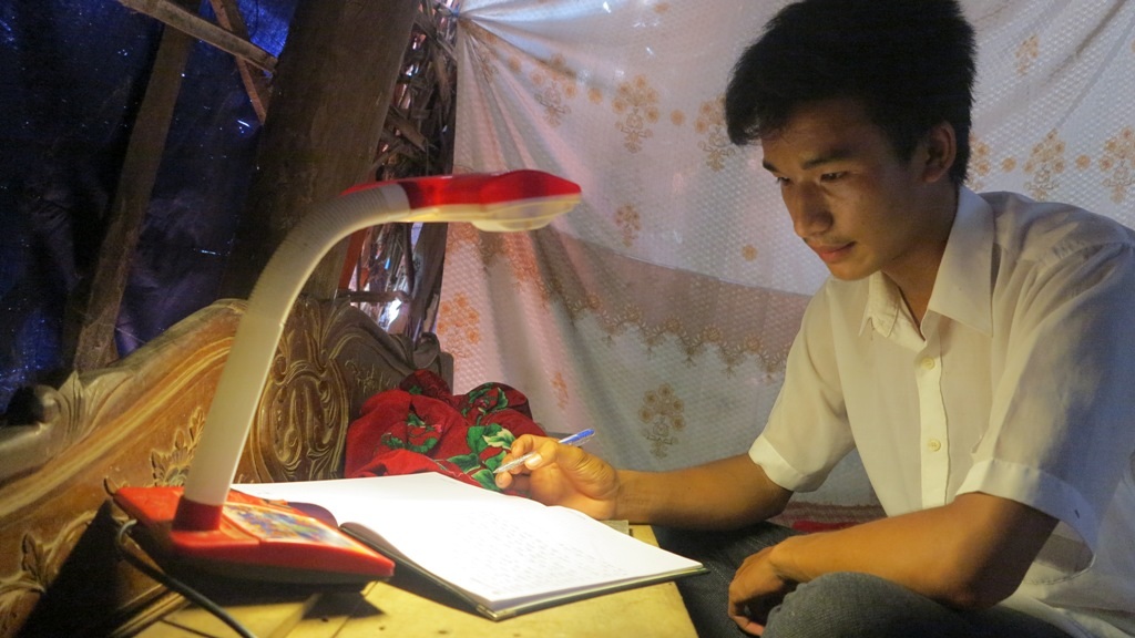 Tải luôn tranh thủ mọi thời gian trong ngày để học tập, góc học tập của em cũng chính là chiếc giường cũ kỹ mục nát.