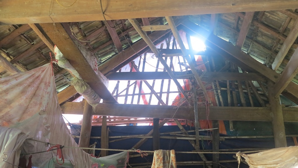 Căn nhà tạm rách nát, xiêu vẹo gắng gượng che chở cho những tấm thân bất hạnh trong gia đình khốn khó.