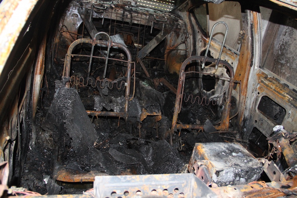 
Chiếc xe ô tô mới mua khoảng 1 năm đã bị lửa thiêu rụi.
