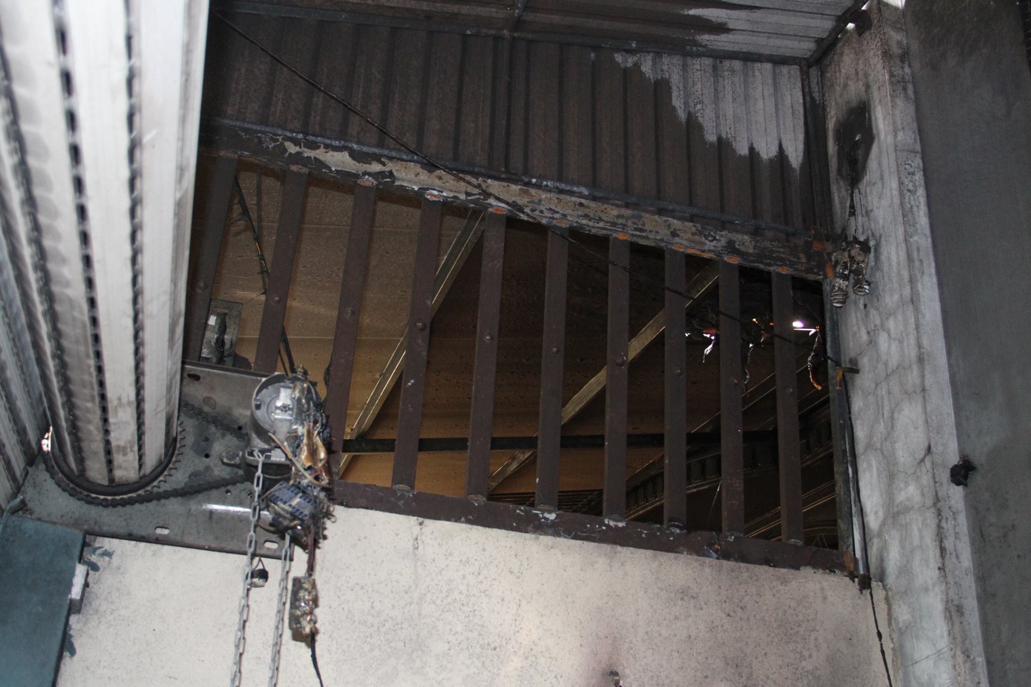 
Trần nhà, hành lang, cửa cuốn bị cháy và may mắn không lan sang nhà khác.
