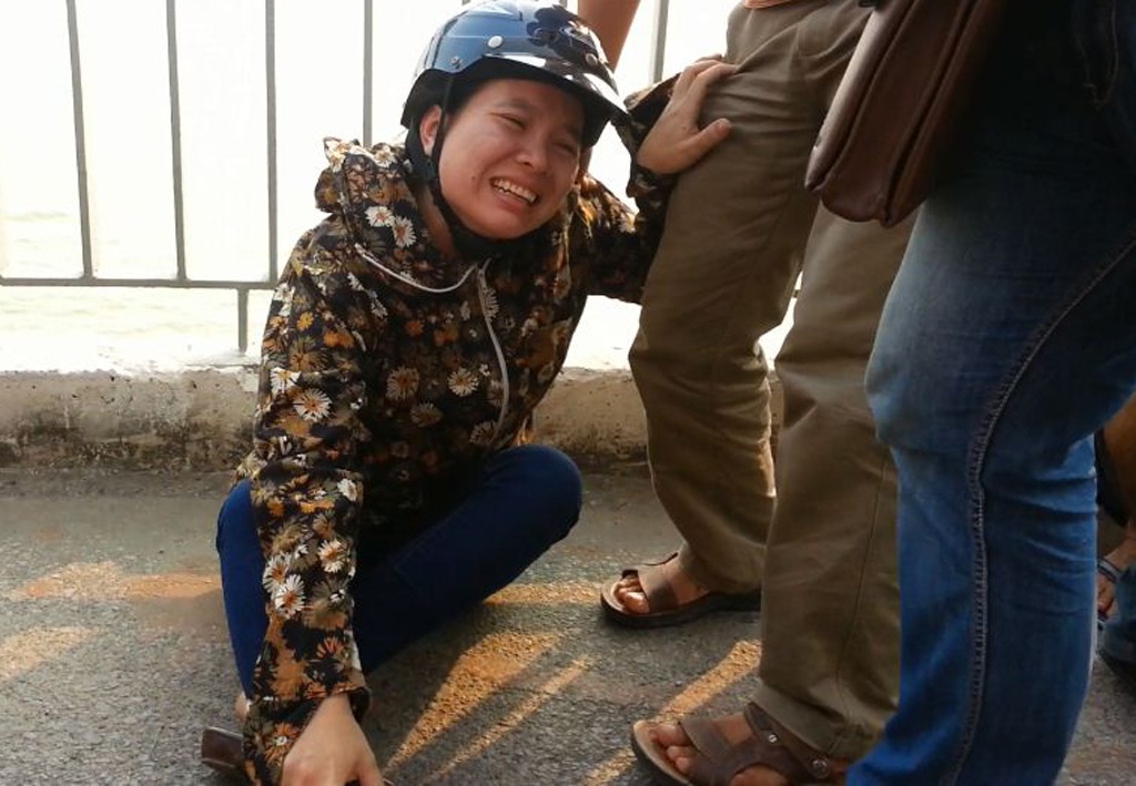 Nam thanh niên bỏ xe máy nhảy cầu Bến Thuỷ mất tích - 4 Người thân nạn nhân khóc ngất tại hiện trường.