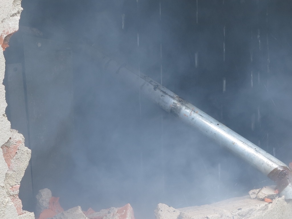 Ngọn lửa không quá lớn nhưng do khu vực xảy ra hỏa hoạn quá kín nên lực lượng chức năng phải phá một số vị trí ở bức tường phía sau để khói thoát ra ngoài.