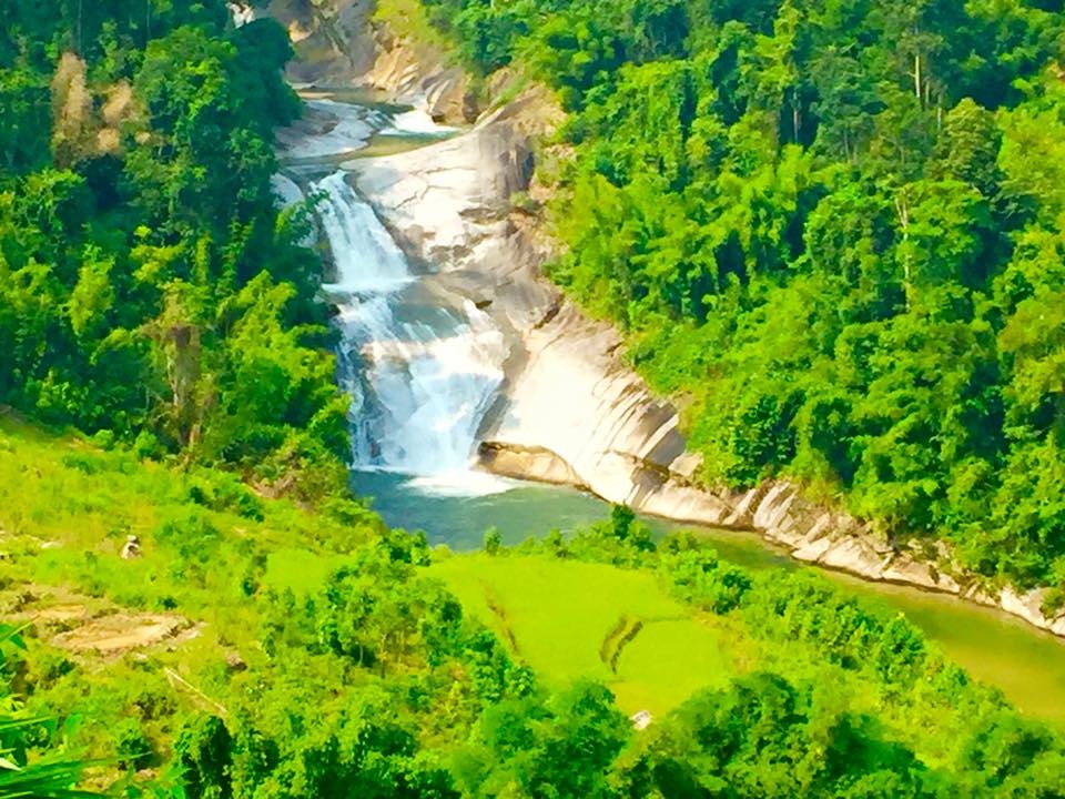 Sững sờ trước vẻ đẹp ruộng bậc thang ở miền Tây xứ Nghệ - 29 Một thửa ruộng bậc thang nhỏ bên con suối.