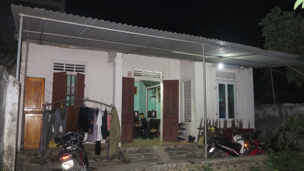 Căn nhà cấp 4 nơi sinh sống của gia đình ông Nguyễn Xuân Phú, vị GĐ được cho là đã cùng cấp dưới ăn chặn gần 800 triệu đồng của người tâm thần, đối tượng bảo trợ xã hội.