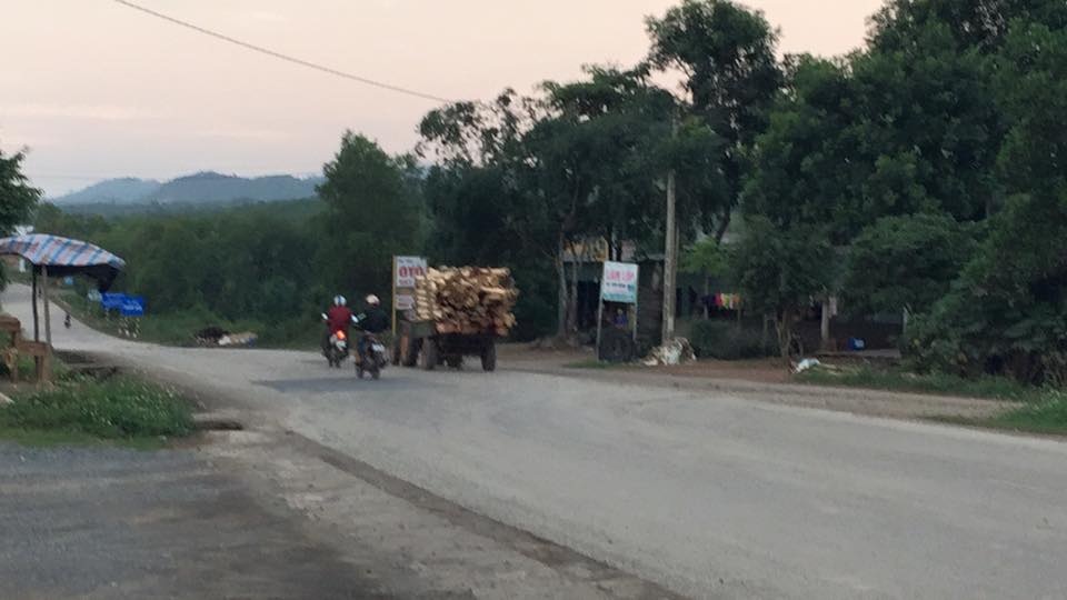 Sau khi báo chí phản ánh, tình trạng xe chở keo quá tải trên đường Hồ Chí Minh, thì những ngày qua trên cung đường này xuất hiện những loại xe biến tướng chở keo quá tải nhưng vẫn không có lực lượng chức năng xử lý.