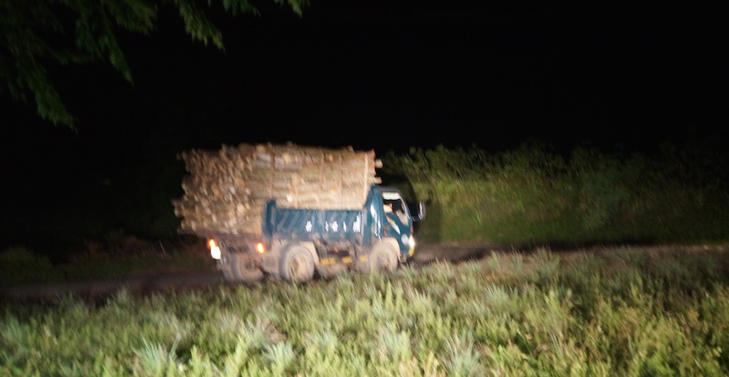 Vào ban đêm, không có lực lượng chức năng hàng chục xe chở keo quá tải từ ngày 10-12/11 ung dung lưu thông trên đường Hồ Chí Minh.