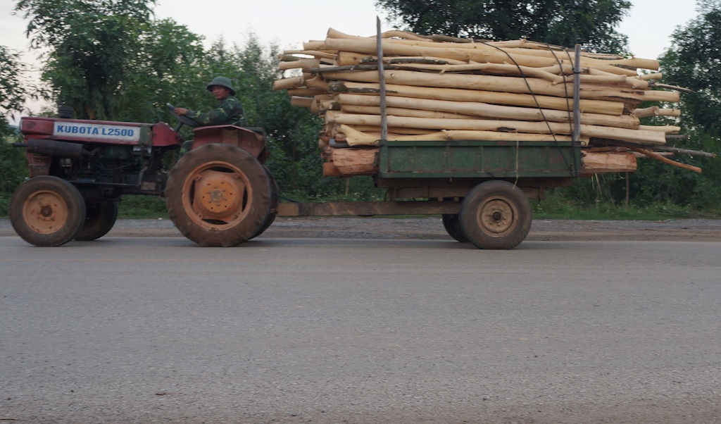 Xe quá tải "biến tướng" tung hoành trên đường Hồ Chí Minh - 1