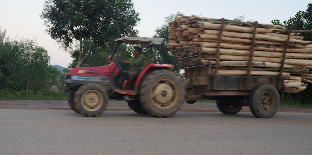 Xe quá tải "biến tướng" tung hoành trên đường Hồ Chí Minh - 2