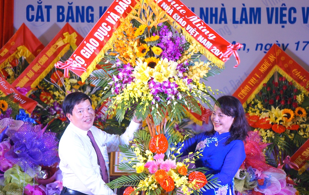 13 thầy, cô giáo nhận Bằng khen của Thủ tướng Chính phủ và kỷ niệm chương - 2
Thứ trưởng Bộ GD&ĐT Nguyễn Thị Nghĩa chúc mừng Trường ĐH Vinh nhân kỷ niệm Ngày Nhà giáo Việt Nam.