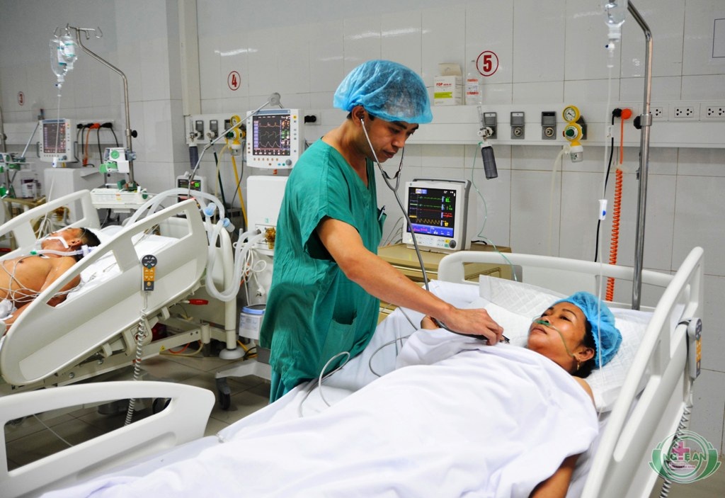 Giành giật sự sống cho sản phụ sốc trụy mạch - 1 Thạc sỹ Trần Minh Long, trưởng khoa Hồi sức Ngoại khoa thăm khám hậu phẫu sản phụ Hương.