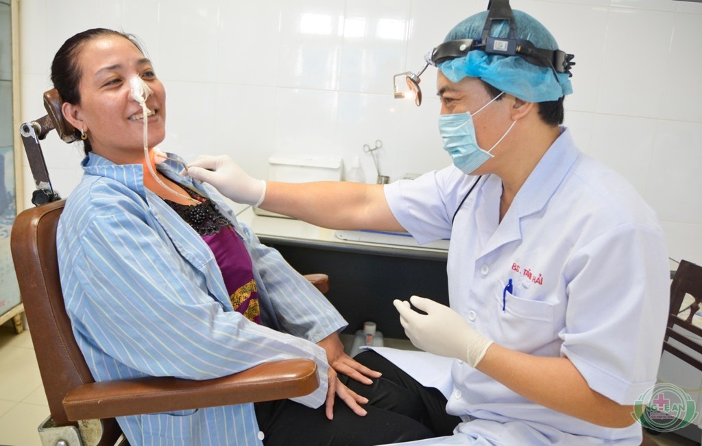 Áp xe thực quản vì không đi viện sau hóc xương cá chình gần 1 tuần - 1 BS CKII. Tăng Xuân Hải kiểm tra vết mổ thực quản bệnh nhân Tiến.