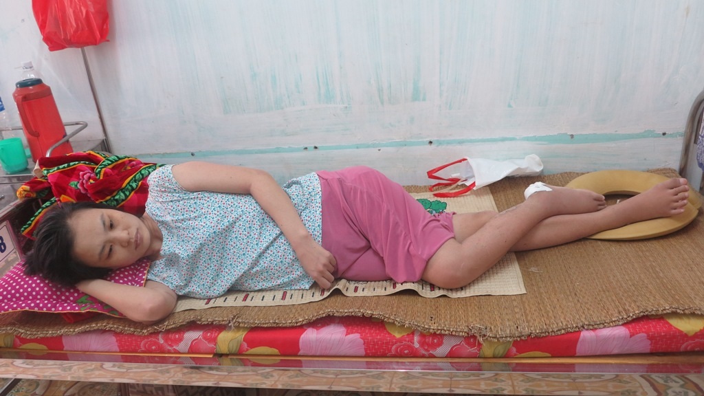 Khi mang thai đứa con thứ hai cũng là lúc chị Huynh nhận được hung tin mình mắc phải căn bệnh ung thư tủy, u cột sống.