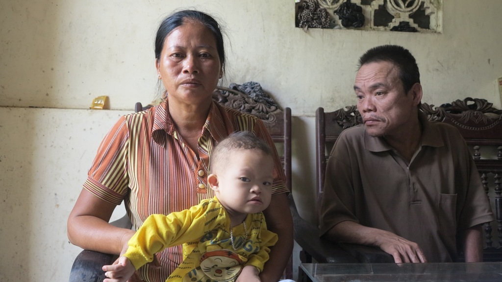 Cha bỏ đi, mẹ cũng bặt vô âm tín, bé Nguyễn Văn Gia Bảo sống với ông bà ngoại đã già yếu, đau ốm thường xuyên. Đặc biệt người ông bị tật nguyền, lại mắc phải bệnh thần kinh càng khiến cho gia đình rơi vào tuyệt vọng.