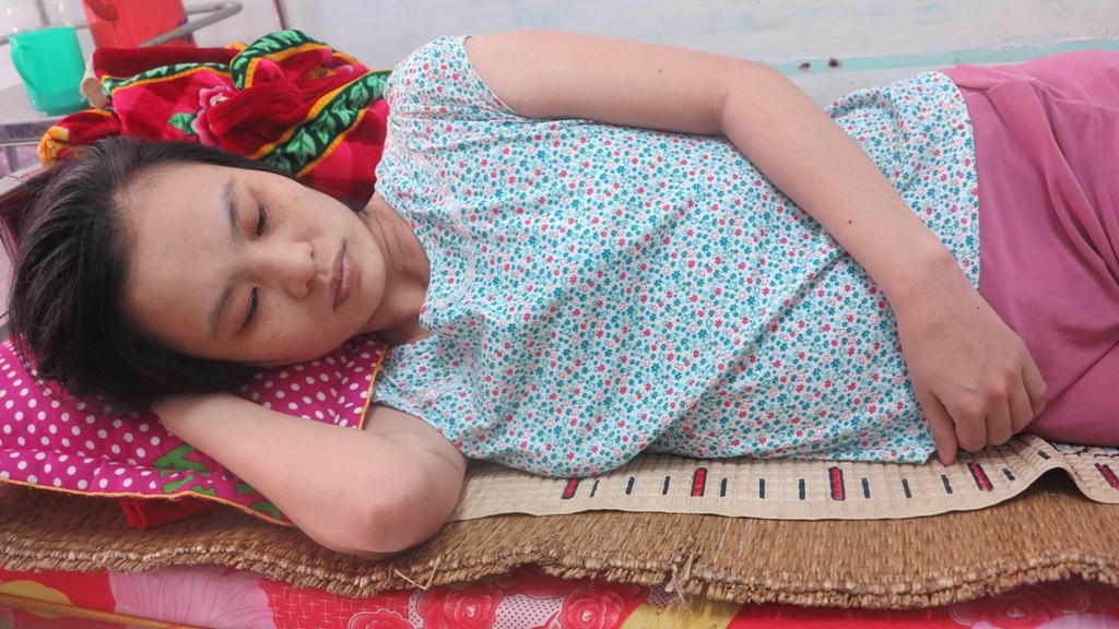 Chị Huynh chỉ ao ước mình có thể đi lại, được ở bên các con, yêu thương, chăm sóc cho chúng như những người mẹ bình thường khác. Nhưng điều đó với chị dường như quá nỗi xa vời.