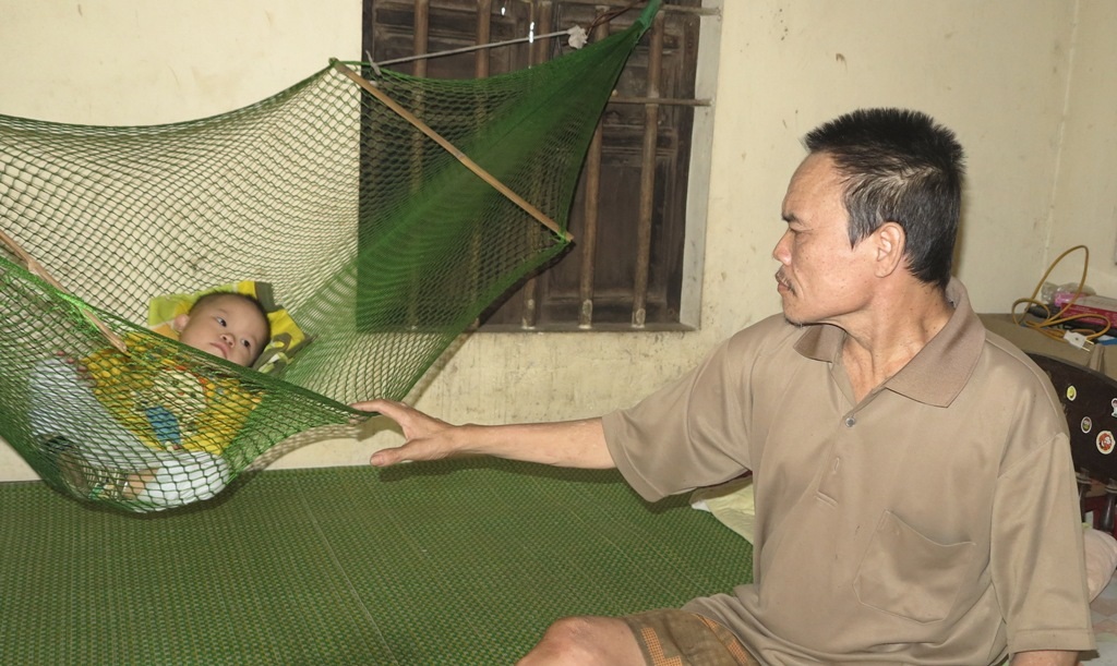 Người ông tật nguyền, đi lại rất khó khăn cũng gắng gượng chăm sóc cho đứa cháu của mình.
