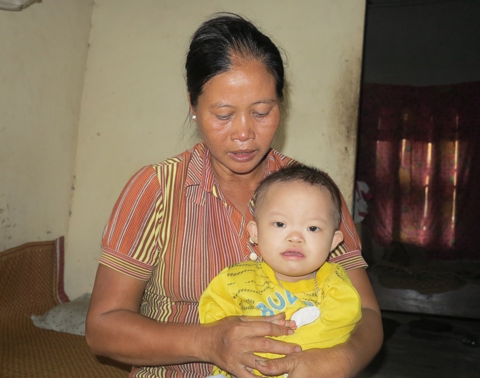 Hiện tại để có thể tiếp tục sống Gia Bảo cần được phẫu thuật gấp. Tuy nhiên hoàn cảnh gia đình quá khó khăn bà ngoại cũng chỉ biết ôm lấy đứa cháu thơ dại vào lòng nuốt nước mắt chờ chết...