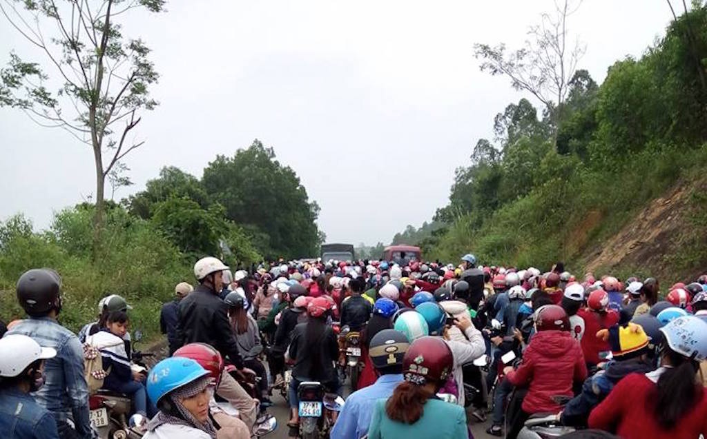 Hàng ngàn người đổ về cánh đồng hoa hướng dương, đường tắc nghẽn - 6 Hàng ngàn người đổ về cánh đồng hoa hướng dương, đường tắc nghẽn - 6