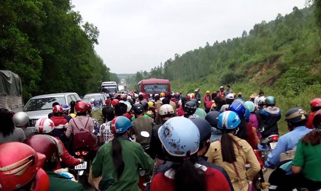 Hàng ngàn người đổ về cánh đồng hoa hướng dương, đường tắc nghẽn - 9
Đây là lần đầu tiên trên đường Hồ Chí Minh bị tắc nghẽn bởi có quá nhiều người đổ xô lên chiêm ngưỡng cánh đồng hoa hướng dương tại Nghĩa Đàn.