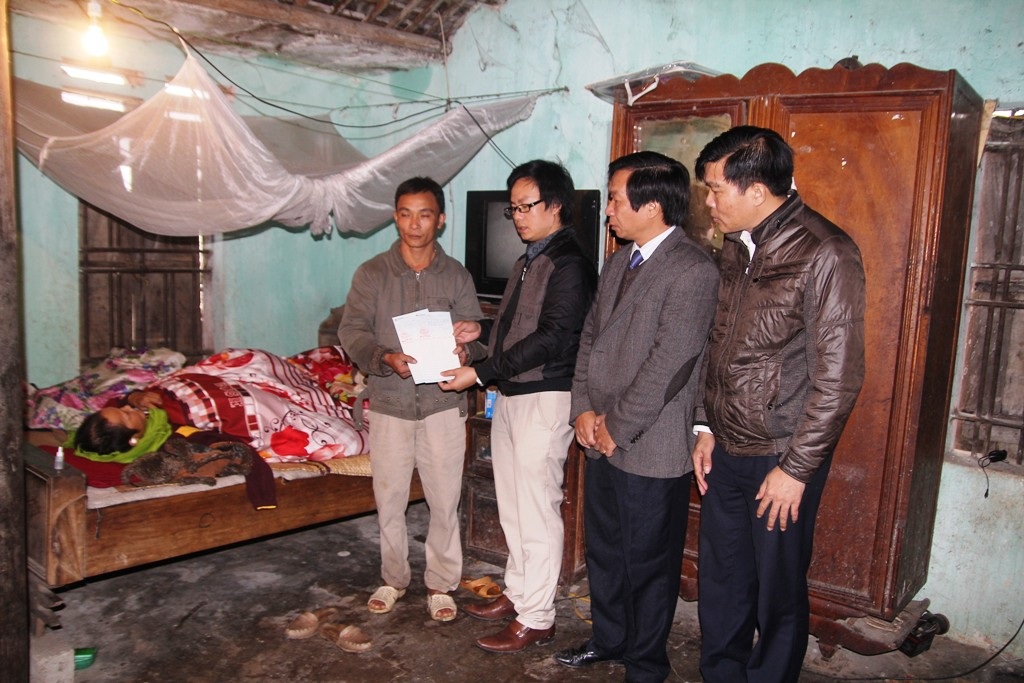 Thăm lại gia đình “Đồng đội ơi, cứu với": Ngày ấy - Bây giờ - 10
Cuối năm 2013, PV Dân trí đã trao khoảng 1,2 tỷ đồng bạn đọc ủng hộ qua Quỹ Nhân ái đến gia đình ông Hóa.