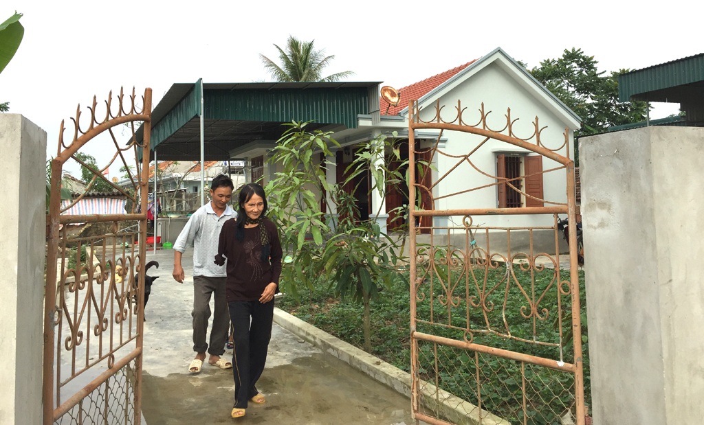 Thăm lại gia đình “Đồng đội ơi, cứu với": Ngày ấy - Bây giờ - 16 Gia đình ông Hóa nay khang trang, sạch sẽ từ ngõ vào trong nhà.