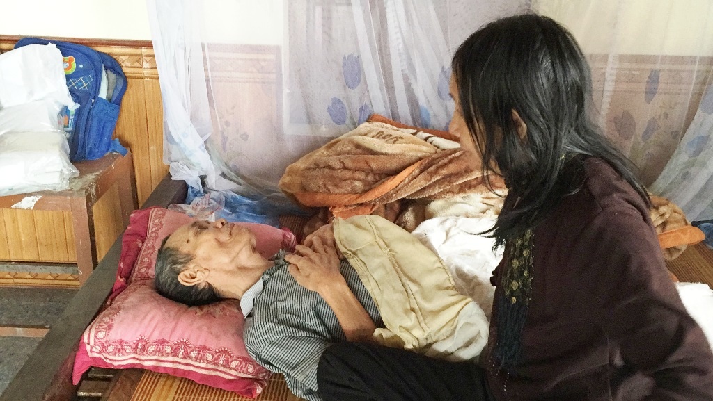 Thăm lại gia đình “Đồng đội ơi, cứu với": Ngày ấy - Bây giờ - 2
Ông Hóa ngày 28/11/2015, khi bà Tuyết đã bình phục và chăm sóc ông.