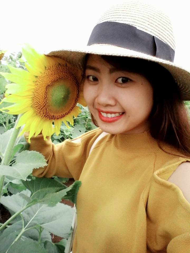 Say đắm trước cánh đồng hoa hướng dương như tranh vẽ - 15 Vẻ đẹp tinh khôi của thiếu nữ xứ Nghệ bên sắc hoa mặt trời